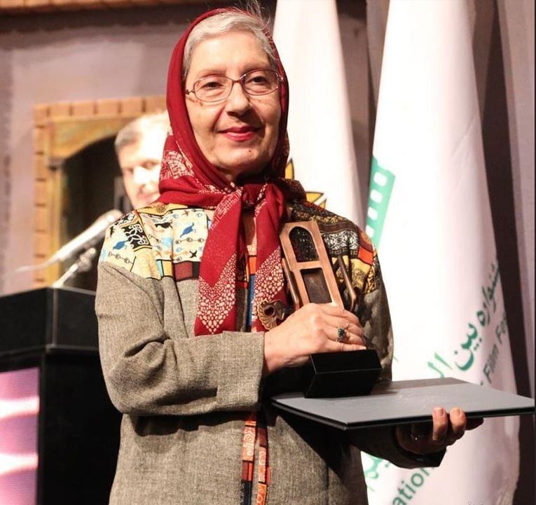 شیرین یزدانبخش کیست؟