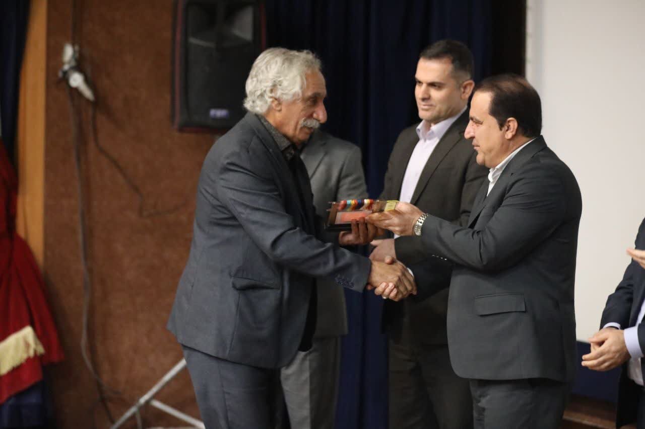 همجواری ایلام و عراق بازارهای صادراتی مناسبی برای فرش و صنایع‌دستی ایلام فراهم می‌کند