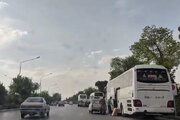 بارگیری اتوبوس‌ها در خیابان کاوه؛ چالش هم‌زمان ترافیک و کیفیت زندگی