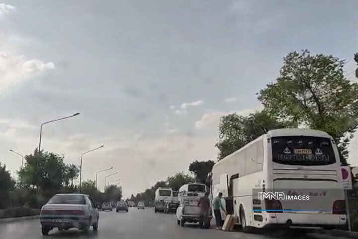 بارگیری اتوبوس‌ها در خیابان کاوه؛ چالش هم‌زمان ترافیک و کیفیت زندگی