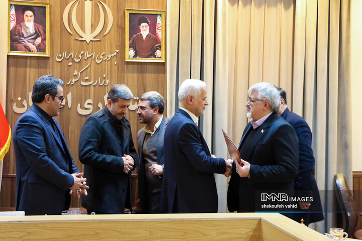 آیین امضای تفاهم‌نامه همکاری بین شرکت ملی پست، شهرداری و استانداری اصفهان