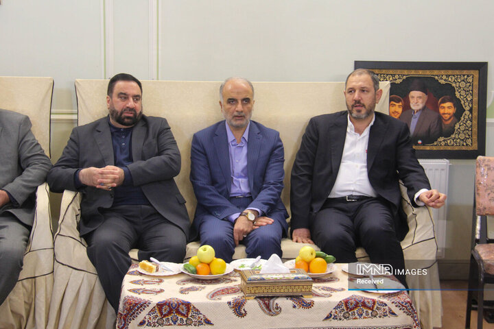 دیدار رئیس شورای عالی استان‌ها با خانواده شهیدان نادرالاصلی