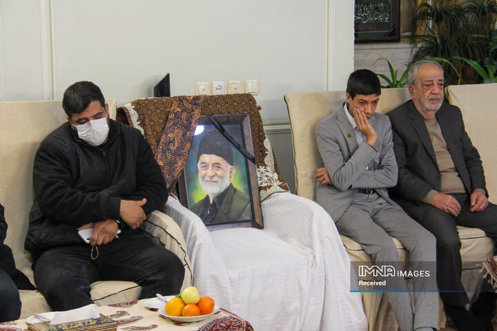 دیدار رئیس شورای عالی استان‌ها با خانواده شهیدان نادرالاصلی