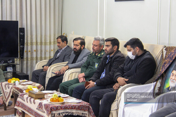 دیدار رئیس شورای عالی استان‌ها با خانواده شهیدان نادرالاصلی