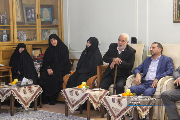 دیدار رئیس شورای عالی استان‌ها با خانواده شهیدان نادرالاصلی