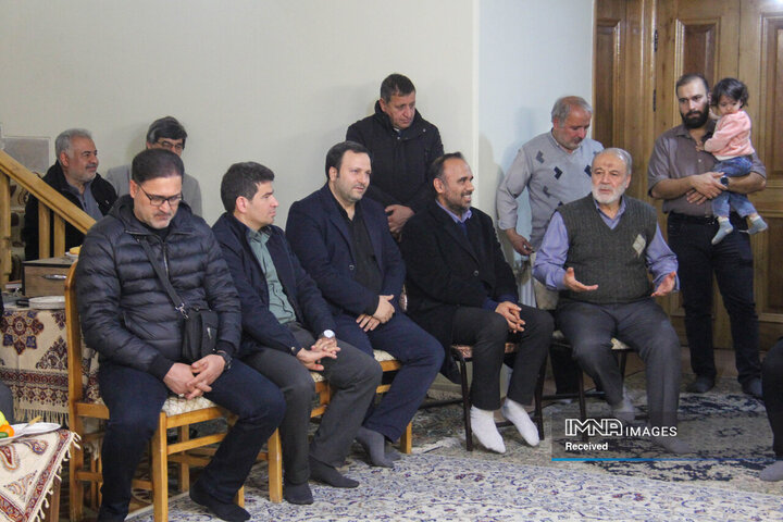 دیدار رئیس شورای عالی استان‌ها با خانواده شهیدان نادرالاصلی