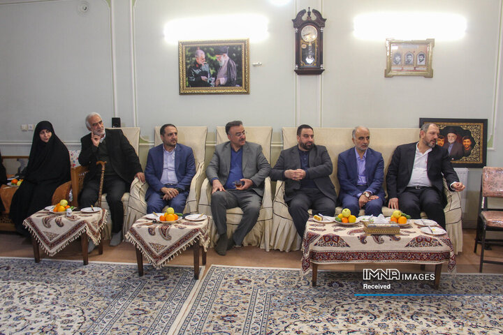 دیدار رئیس شورای عالی استان‌ها با خانواده شهیدان نادرالاصلی