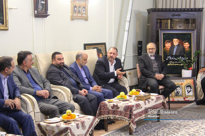 دیدار رئیس شورای عالی استان‌ها با خانواده شهیدان نادرالاصلی