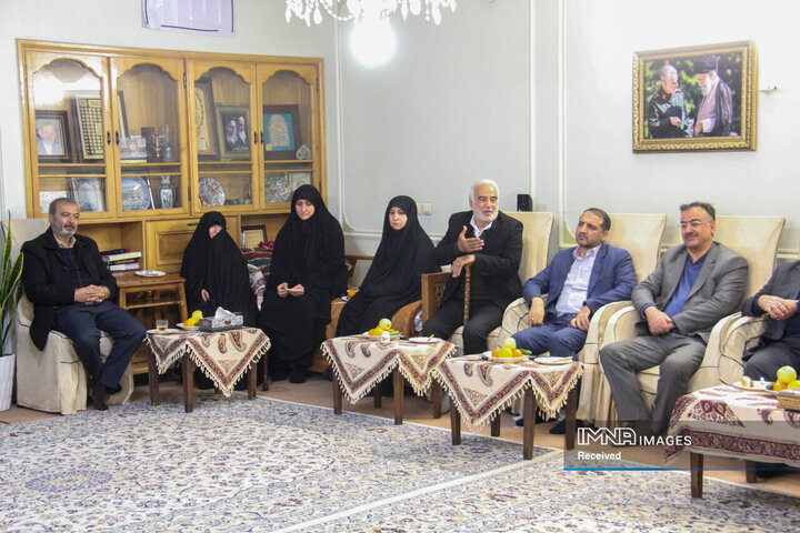 دیدار رئیس شورای عالی استان‌ها با خانواده شهیدان نادرالاصلی