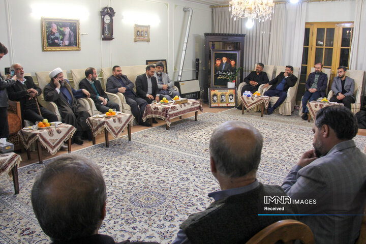 دیدار رئیس شورای عالی استان‌ها با خانواده شهیدان نادرالاصلی