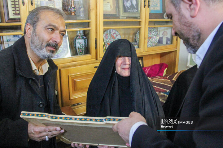 دیدار رئیس شورای عالی استان‌ها با خانواده شهیدان نادرالاصلی