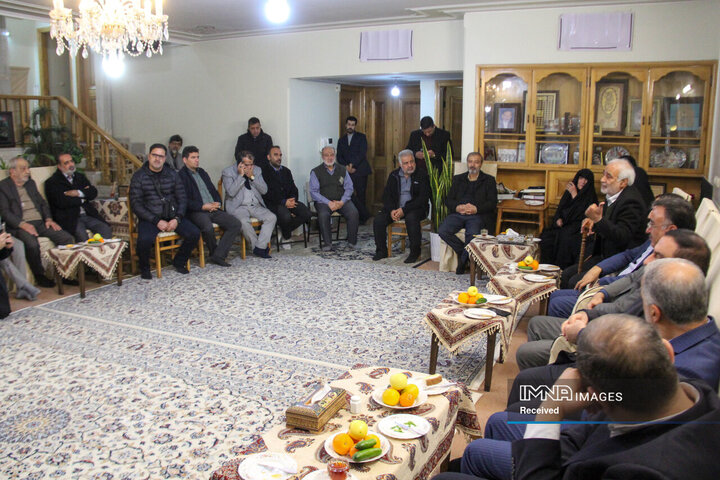 دیدار رئیس شورای عالی استان‌ها با خانواده شهیدان نادرالاصلی