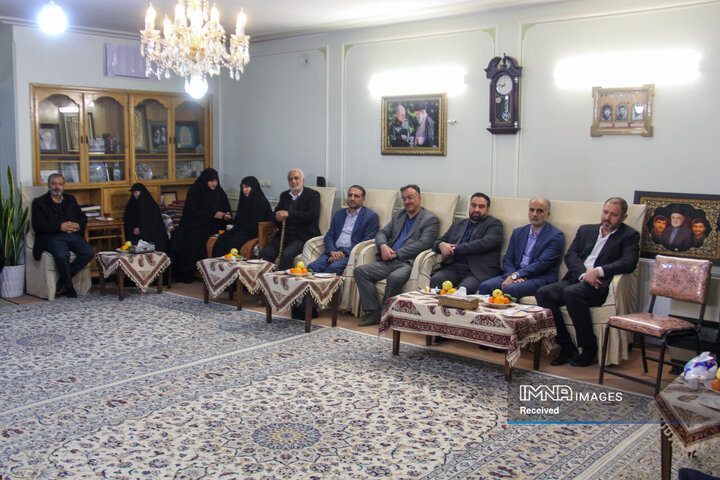 دیدار رئیس شورای عالی استان‌ها با خانواده شهیدان نادرالاصلی