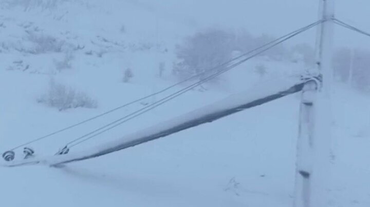 قطع برق ۲۵۰ روستای سقز و بانه به دلیل بارش برف شدید