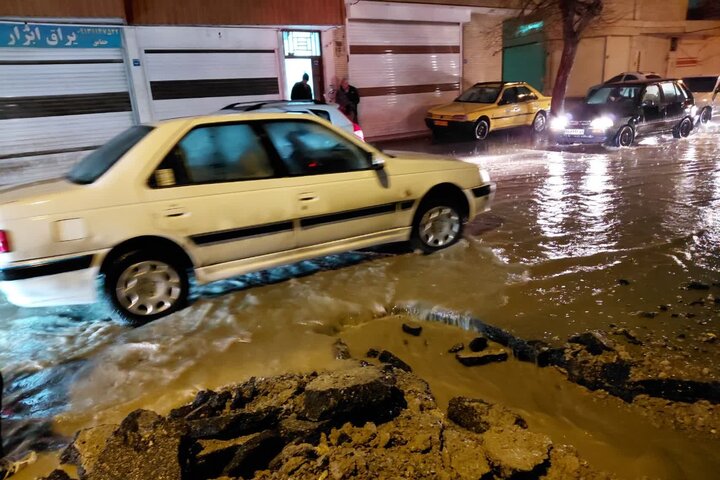 رفع آب‌گرفتگی خیابان شهیدان شیرانی و زیرگذر پل رباط با حفر کانال دفع آب‌های سطحی + فیلم