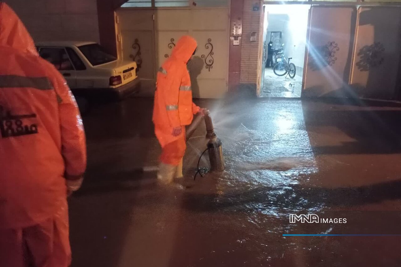 فعالیت ۲۰ اکیپ عملیاتی برای رفع آبگرفتگی معابر منطقه ۱۲ اصفهان