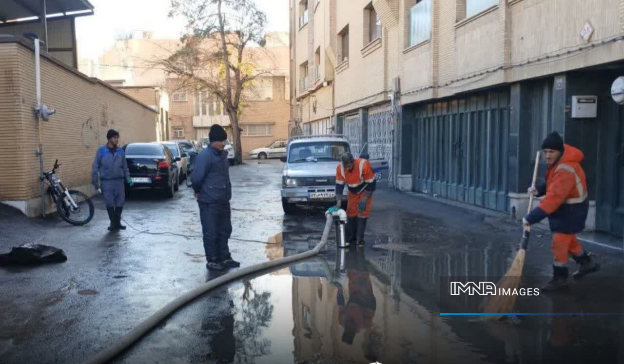 مدیریت آبگرفتگی معابر منطقه ۶ اصفهان در بارشهای شب گذشته