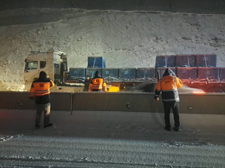 رهاسازی ۱۳۰ خودروی گرفتار در برف ایلام + فیلم