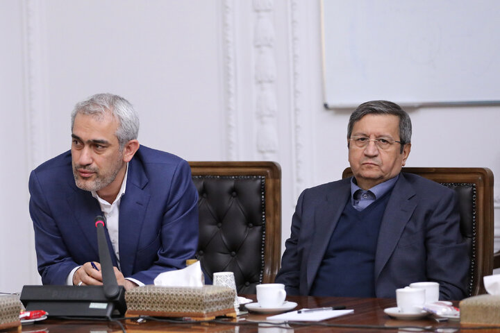 حضور همتی در نشست پزشکیان با فعالان اصناف و بازاریان + عکس