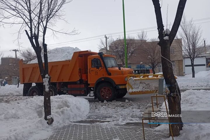 ماشین‌آلات خدمات موتوری اصفهان معابر فریدونشهر را بازگشایی کردند + فیلم