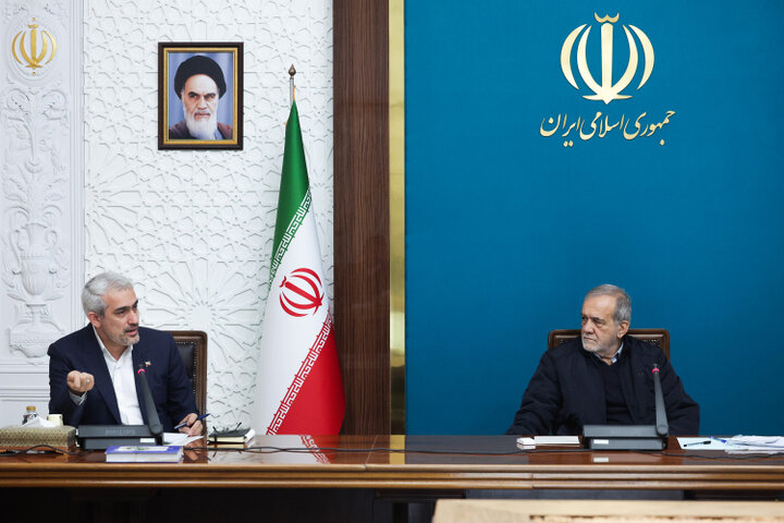 تضعیف داخلی در شرایط فشار بیرونی، به کشور آسیب جدی میزند