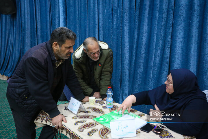 نشست مسئولین استان اصفهان با  مردم منطقه 11