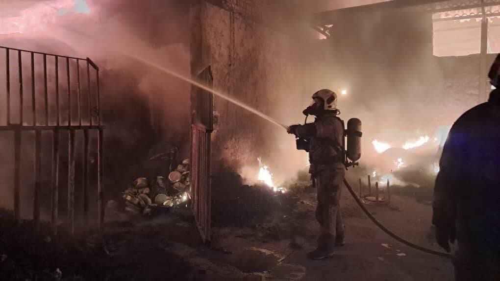 آتش‌سوزی در انبار بزرگ پوشاک با وسعت بیش از ۴۰۰۰ متر+ عکس