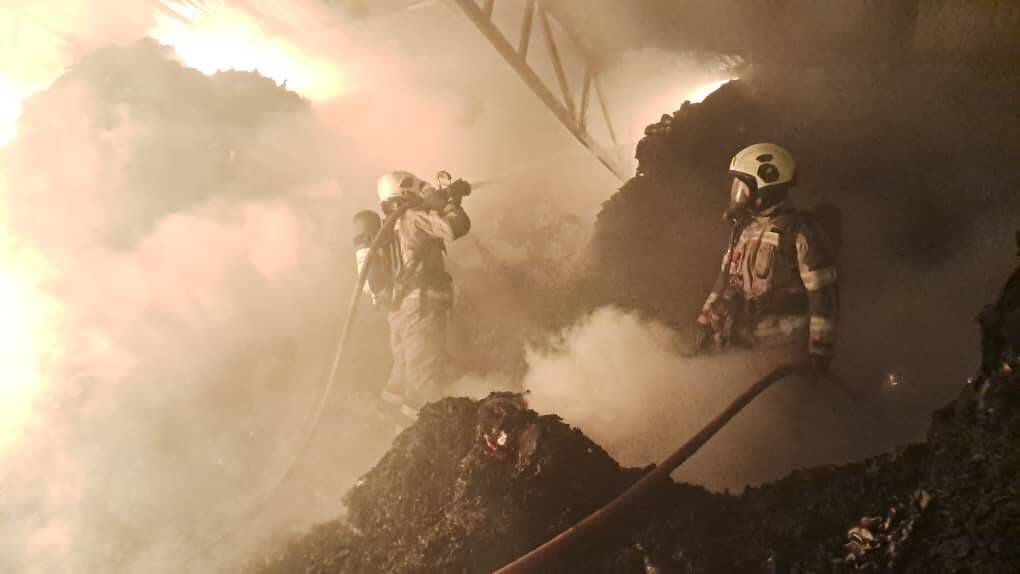 آتش‌سوزی در انبار بزرگ پوشاک با وسعت بیش از ۴۰۰۰ متر+ عکس