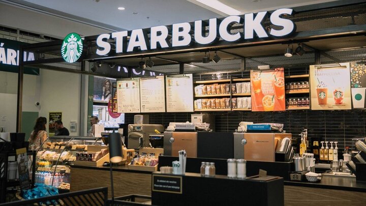 عقب‌نشینی استارباکس از قلب شهرها؛ تعطیلی نزدیک به ۴۰۰ شعبه در آمریکا طی ۲۰۲۵
