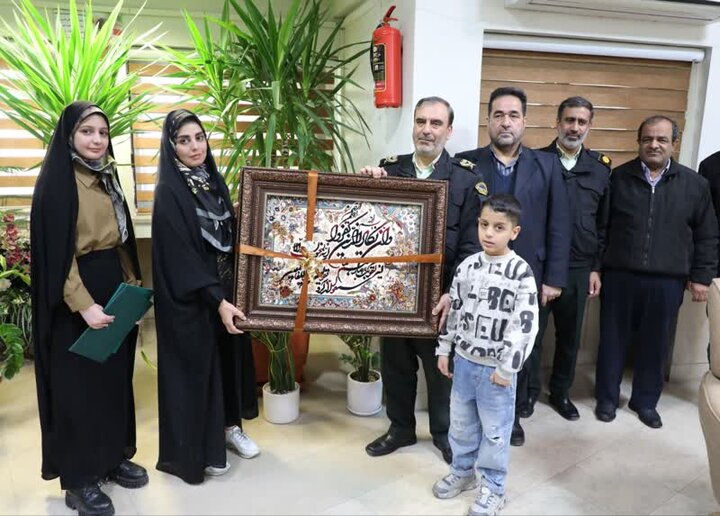 دیدار سرزده خانواده شهید سعید پناهی‌فر با فرمانده انتظامی استان اصفهان به مناسبت روز پدر