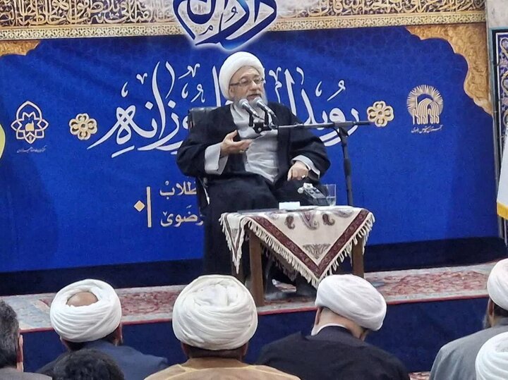 انتقاد حق آحاد ملت است، اما نباید برای دشمنان نشانه تلقی شود