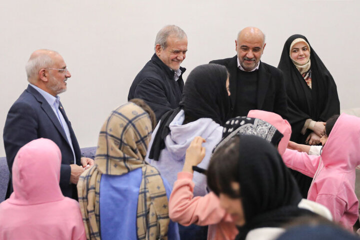 دیدار پزشکیان با جمعی از کودکان بیسرپرست و بدسرپرست در مجتمع «خانه دختران ایران»