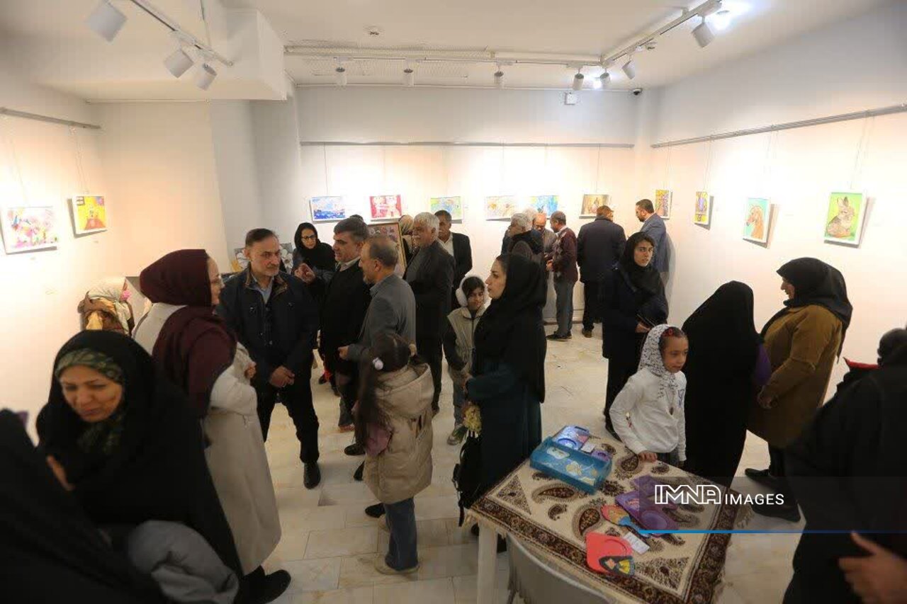 نمایشگاه نقاشی «نقشینه» در منطقه ۱۵ افتتاح شد
