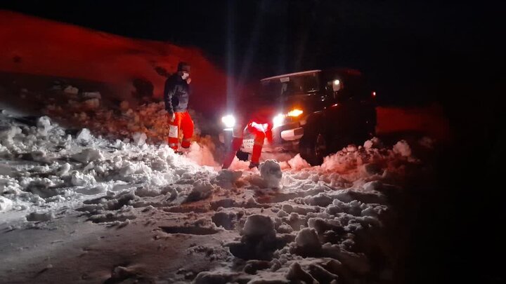 امدادرسانی به ۸۰ نفر گرفتار در برف و کولاک گردنه لبد بازفت