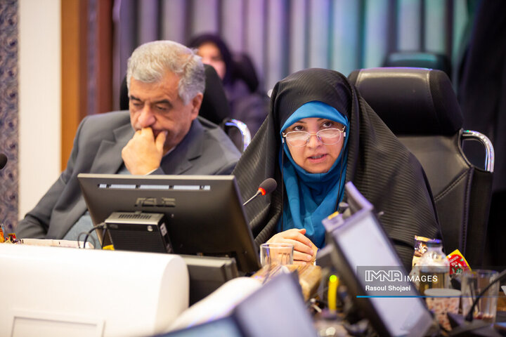 فرزانه کلاهدوزان، رئیس کمیسیون خانواده شورای شهر اصفهان