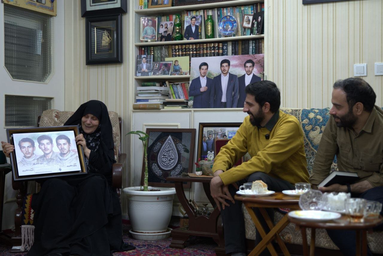 دستاندرکاران «جشنواره عمار» به دیدار مادر شهیدان خالقیپور رفتند