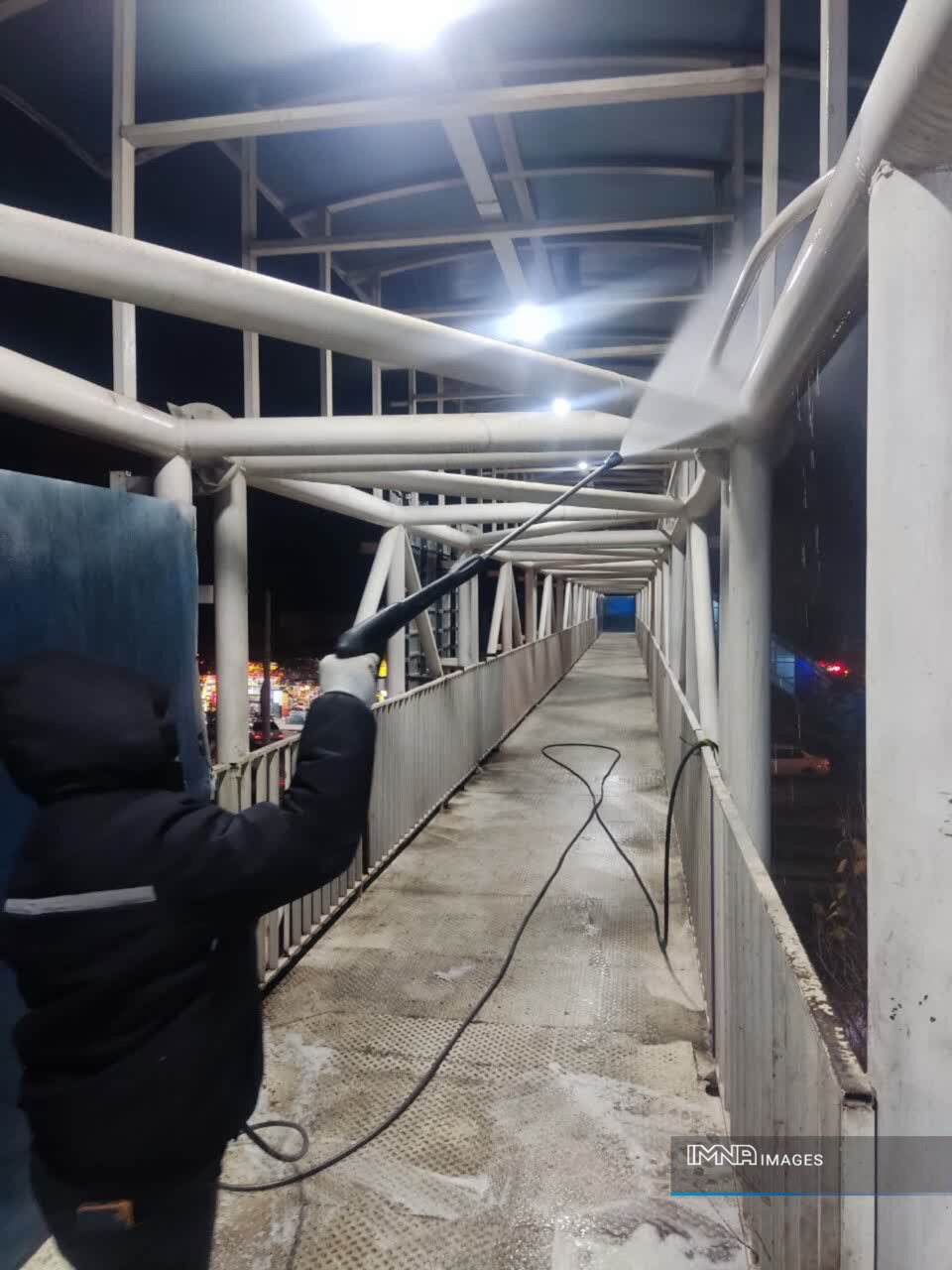 عملیات نظافت و ایمنی پل‌های عابر پیاده مکانیزه به‌صورت مستمر و با حساسیت در حال انجام است