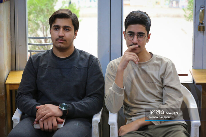 نشست صمیمی جوانان معتکف قرارگاه مشارکت حداکثری