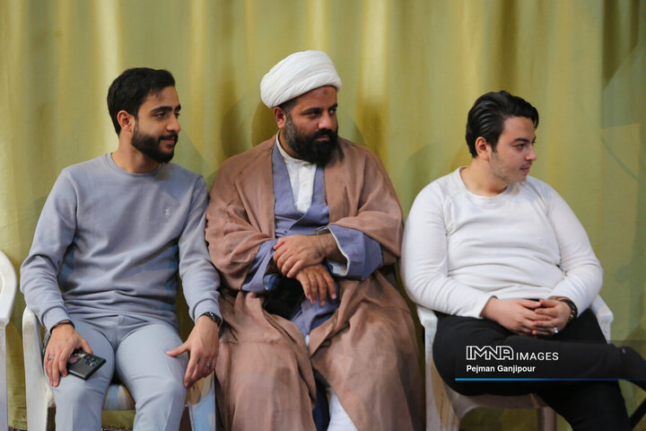 نشست صمیمی جوانان معتکف قرارگاه مشارکت حداکثری