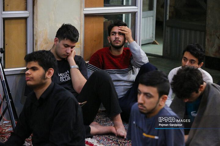 نشست صمیمی جوانان معتکف قرارگاه مشارکت حداکثری