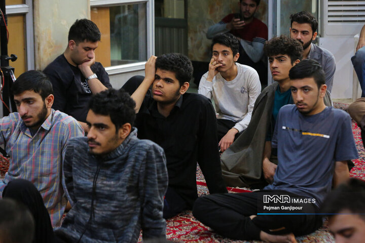 نشست صمیمی جوانان معتکف قرارگاه مشارکت حداکثری