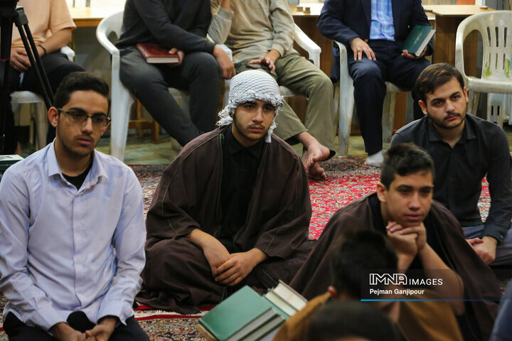 نشست صمیمی جوانان معتکف قرارگاه مشارکت حداکثری