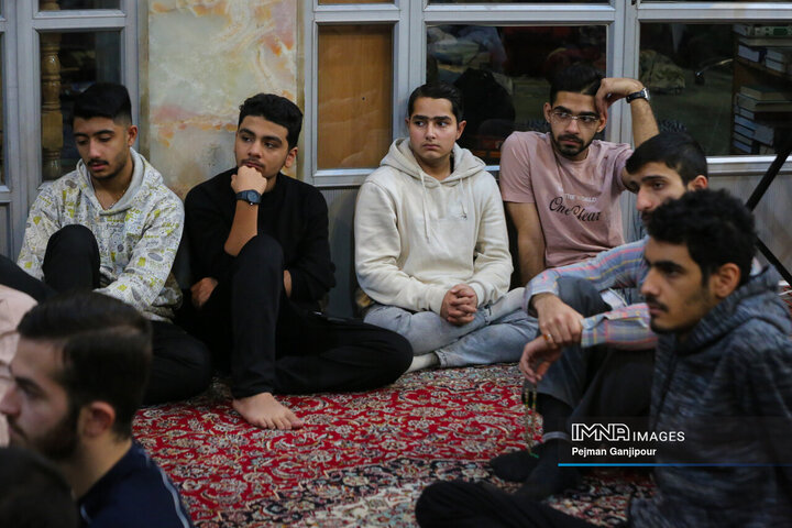 نشست صمیمی جوانان معتکف قرارگاه مشارکت حداکثری