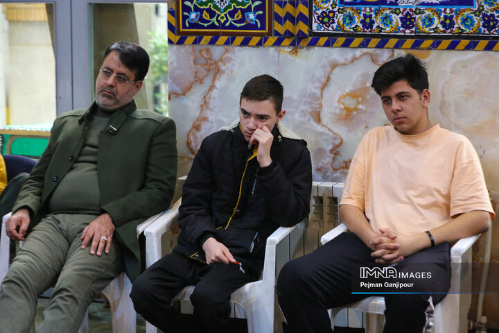 نشست صمیمی جوانان معتکف قرارگاه مشارکت حداکثری