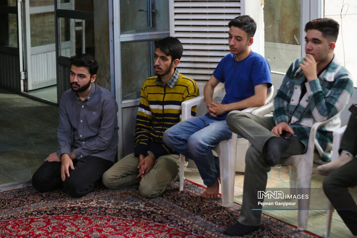 نشست صمیمی جوانان معتکف قرارگاه مشارکت حداکثری