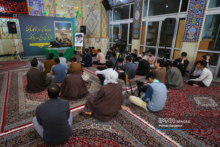 نشست صمیمی جوانان معتکف قرارگاه مشارکت حداکثری