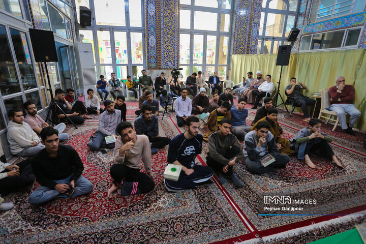 نشست صمیمی جوانان معتکف قرارگاه مشارکت حداکثری