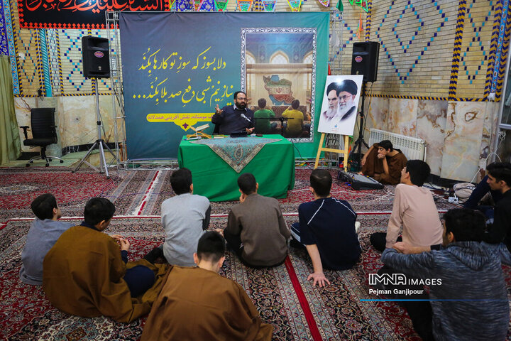 نشست صمیمی جوانان معتکف قرارگاه مشارکت حداکثری