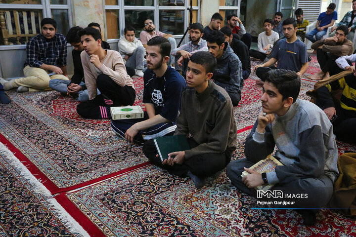 نشست صمیمی جوانان معتکف قرارگاه مشارکت حداکثری