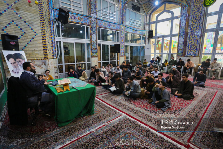 نشست صمیمی جوانان معتکف قرارگاه مشارکت حداکثری